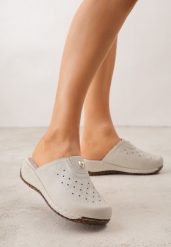 Beżowe Klapki Ozdobione Tłoczeniem Perforacją i Metaliczną Aplikacją Arihari. Brązowe klapki Born2be, z aplikacjami, bez obcasa, na płaskiej podeszwie. Za 79.99 zł.