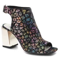 Kolorowe Sandały Clasicco Modne Buty Damskie. Żółte sandały Clasicco, bez wzorów, klasyczne, z otwartym noskiem, bez obcasa, na obcasie, bez zapięcia. Za 249.00 zł.