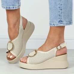 Beżowe skórzane sandały damskie na koturnie T.Sokolski L26-248. Brązowe sandały Sokolski, bez wzorów, z materiału, klasyczne, bez obcasa, na koturnie, bez zapięcia. Za 229.00 zł.