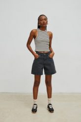 Szorty z szerokimi nogawkami w kolorze WASHED BLACK - TABOO-M. Czarne szorty Marsala, bez wzorów, z denimu. Za 299.90 zł.