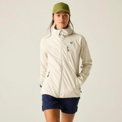 Damska kurtka typu softshell z kapturem Lexan III. Białe kurtki sportowe Dare 2b, bez wzorów, z poliesteru, z kapturem, trekkingowe. Za 649.99 zł.