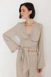 BLUZKA TAYLOR PIASKOWA M - Flawless. Bluzki Flawless, m, bez wzorów, eleganckie, bez kołnierzyka, bez ramiączek. Za 417.00 zł.
