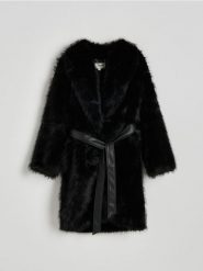 Płaszcz ze sztucznego futra z paskiem - czarny. Czarne płaszcze Reserved, l, bez wzorów, bez kaptura. W wyprzedaży za 399.99 zł.