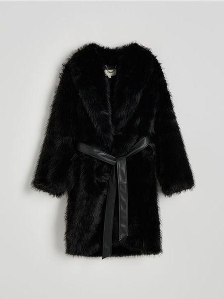 Płaszcz ze sztucznego futra z paskiem - czarny. Czarne płaszcze Reserved, l, bez wzorów, bez kaptura. W wyprzedaży za 399.99 zł.