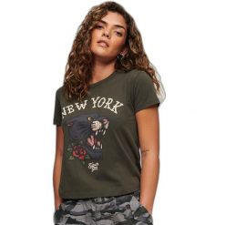 Koszulka damska Superdry Tattoo Graphic années 90. Zielone bluzki Superdry, bez wzorów, retro, bez kołnierzyka, bez ramiączek. W wyprzedaży za 154.15 zł.