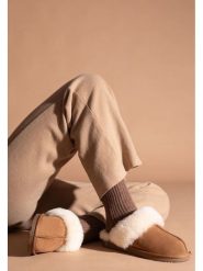 Gooce Wełniane kapcie "Wispper" w kolorze jasnobrązowym rozmiar: 41. Brązowe obuwie domowe Gooce, bez wzorów, z wełny, bez zapięcia. Za 173.99 zł.