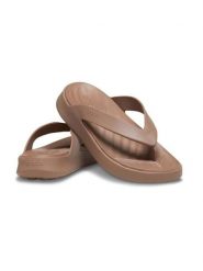 Crocs Japonki "Getaway Flip" w kolorze jasnobrązowym rozmiar: 34/35. Brązowe klapki Crocs, bez wzorów, z otwartym noskiem, bez obcasa. Za 88.02 zł.
