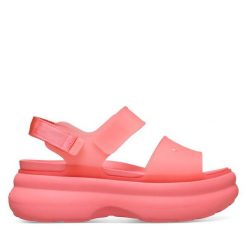 Sandały Crocs. Czerwone sandały Crocs, bez wzorów, bez obcasa, na płaskiej podeszwie, bez zapięcia. Za 249.99 zł.