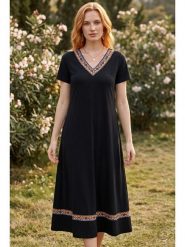 SOULSHAE Sukienka w kolorze czarnym rozmiar: 4XL/5XL. Czarne sukienki SOULSHAE, xl, bez wzorów, z wiskozy, bez kołnierzyka, bez ramiączek, midi. Za 164.95 zł.
