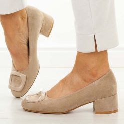 Beżowe czółenka damskie na obcasie Potocki 12825. Brązowe czółenka POTOCKI, z aplikacjami, z zamszu, z okrągłym noskiem, bez obcasa, na obcasie, bez zapięcia. Za 199.00 zł.