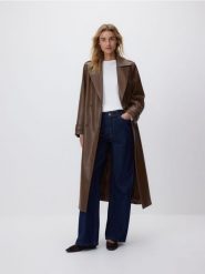 Płaszcz z imitacji skóry - brązowy. Brązowe płaszcze Reserved, l, bez wzorów, ze skóry, bez kaptura. Za 359.99 zł.