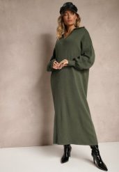 Ciemnozielona Sweterkowa Sukienka z Wiskozą o Pudełkowym Kroju Ozdobiona Kołnierzykiem Clarinnae. Zielone sukienki Renee, bez wzorów, z wiskozy, eleganckie, bez kołnierzyka, bez ramiączek, maxi, kopertowe. Za 139.99 zł.