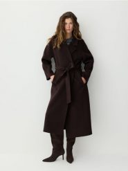 Płaszcz handmade z wełną - ciemnobrązowy. Brązowe płaszcze Reserved, l, bez wzorów, z tkaniny, bez kaptura. Za 699.99 zł.