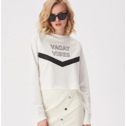Bluza z nadrukiem Vacay vibes - Kremowy. Bluzy marki Sinsay. Za 39.99 zł.