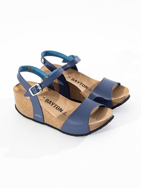 BAYTON Sandały w kolorze niebieskim na koturnie rozmiar: 37. Niebieskie sandały Bayton, bez wzorów, z otwartym noskiem, bez obcasa, na koturnie, bez zapięcia. Za 202.95 zł.