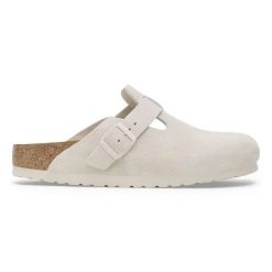 Klapki damskie BIRKENSTOCK Boston Soft Footbed Suede Leathe. Białe klapki Birkenstock, bez wzorów, bez obcasa. Za 579.99 zł.