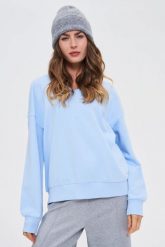 Bluza z dekoltem w serek błękitna. Niebieskie bluzy MOODO, l, bez wzorów, z bawełny, bez kaptura. Za 89.99 zł.