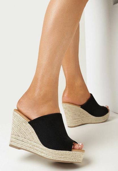 Czarne Klapki Peep Toe na Plecionym Koturnie Esadima. Czarne klapki Born2be, bez wzorów, z otwartym noskiem, bez obcasa, na koturnie. Za 54.99 zł.