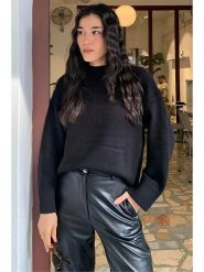 MADMEXT Sweter w kolorze czarnym rozmiar: S. Czarne swetry MADMEXT, s, bez wzorów, bez ramiączek. Za 130.99 zł.