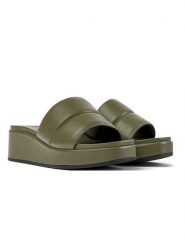 Camper Skórzane klapki w kolorze khaki na koturnie rozmiar: 41. Brązowe klapki Camper, bez wzorów, z otwartym noskiem, bez obcasa, na koturnie. Za 228.92 zł.