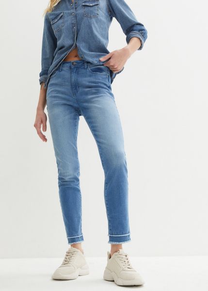 Bardzo miękkie dżinsy 7/8. Niebieskie jeansy bonprix, bez wzorów. Za 127.99 zł.