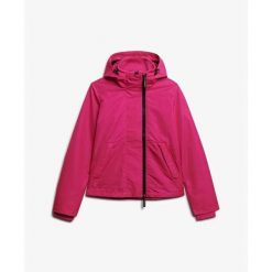 Damska wiatrówka Superdry. Czerwone kurtki sportowe Superdry, bez wzorów, z softshellu, bez kaptura, trekkingowe. W wyprzedaży za 484.15 zł.