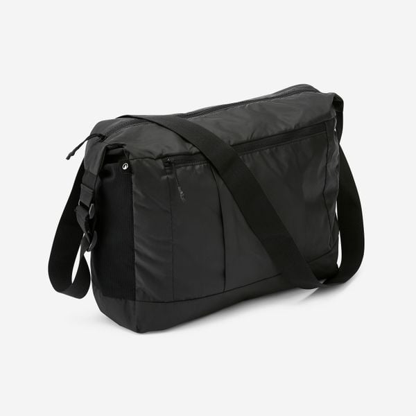 Torba turystyczna Forclaz Travel Compact 15 l. Czarne torby na ramię DECATHLON, bez wzorów, z materiału, na ramię, duże, bez dodatków. Za 29.99 zł.