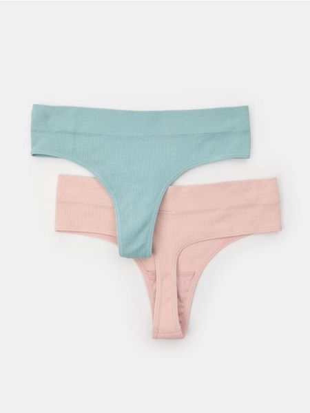 Bezszwowe stringi typu tanga 2 pack - wielobarwny. Czerwone stringi Sinsay, bez wzorów. Za 19.99 zł.