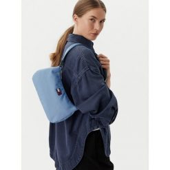 Torebka Tommy Jeans. Niebieskie torebki klasyczne Tommy Jeans, bez wzorów, z jeansu, bez dodatków. Za 249.99 zł.