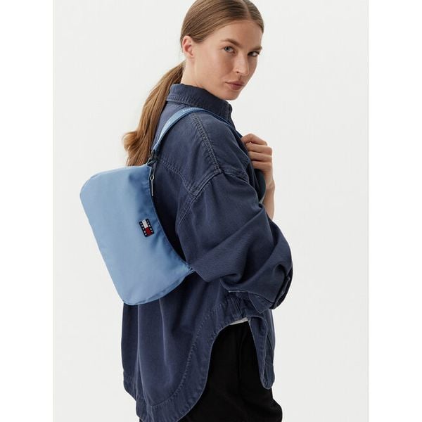 Torebka Tommy Jeans. Niebieskie torebki klasyczne Tommy Jeans, bez wzorów, z jeansu, bez dodatków. Za 249.99 zł.