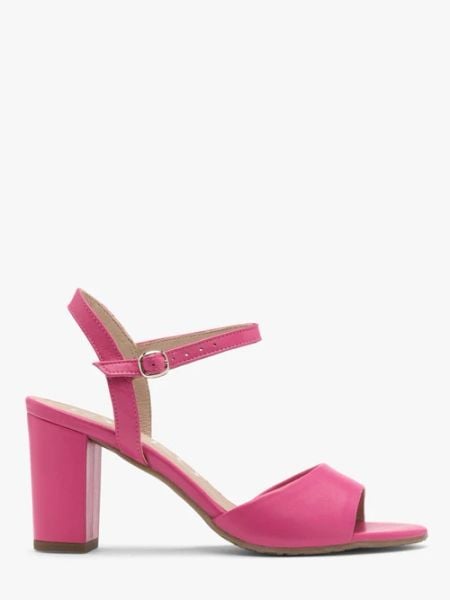 Sandały w kolorze fuksji na słupku. Fioletowe sandały Ryłko, bez wzorów, ze skóry, bez obcasa, na słupku, bez zapięcia. W wyprzedaży za 229.99 zł.
