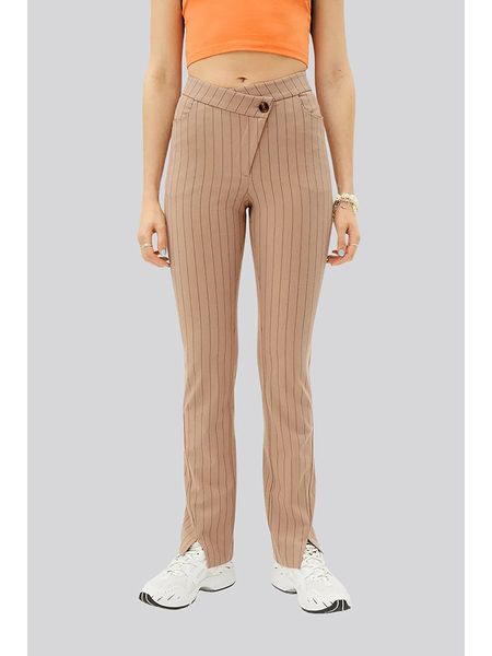 Weekday Spodnie w kolorze beżowym rozmiar: 42. Brązowe spodnie materiałowe Weekday, bez wzorów, z materiału. Za 83.62 zł.