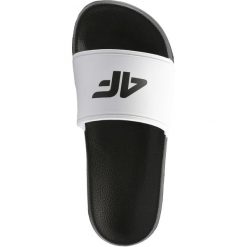 Klapki basenowe damskie KLD001 - głęboka czerń. Klapki 4f, bez wzorów, z materiału, bez obcasa. W wyprzedaży za 49.99 zł.