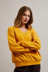 Bluza z dekoltem w serek i długimi rękawami pomarańczowa. Brązowe bluzy MOODO, m, bez wzorów, z bawełny, bez kaptura. W wyprzedaży za 31.49 zł.