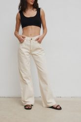 Spodnie jeansowe z szerokimi nogawkami w kolorze LIGHT BEIGE - MANHATTAN. Brązowe koszule Marsala, na co dzień, m, z aplikacjami, z denimu. Za 459.90 zł.