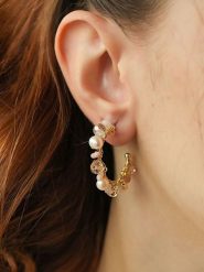 Pierres de Jade Pozłacane kolczyki-półkreole z perłami rozmiar: onesize. Brązowe kolczyki Pierres de Jade, z kryształem, pozłacane. Za 34.99 zł.