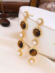 L'Atelier de Gaia Pozłacane kolczyki-wkrętki z perłami i tygrysim okiem rozmiar: onesize. Białe kolczyki L'Atelier de Gaia, z perłą, pozłacane. Za 93.07 zł.