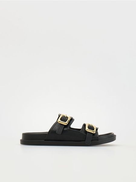 Klapki z klamrami - czarny. Czarne klapki Reserved, bez wzorów, ze skóry, bez obcasa. W wyprzedaży za 39.99 zł.