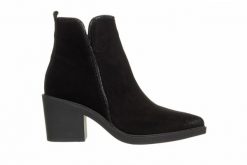 Botki Bayla-159 4916 003-F Czarny Welur 159182, Skóra naturalna - 38. Czarne botki Bayla, bez wzorów, z gumy, bez obcasa, bez zapięcia. W wyprzedaży za 269.10 zł.