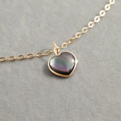 Bransoletka ze złota próby 585 z zawieszką serce z ciemną masą perłową. Żółte bransoletki Lilou, z perłą, złote. Za 1,196.00 zł.