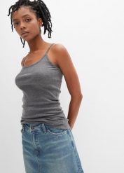 Bawełniany top na wąskich ramiączkach (2 szt.). Czarne topy bonprix, bez wzorów, z bawełny, bez kołnierzyka, bez ramiączek. Za 39.99 zł.