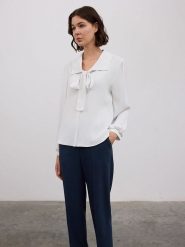 BGN Bluzka w kolorze białym rozmiar: 38. Białe bluzki BGN, bez wzorów, bez kołnierzyka, bez ramiączek. Za 144.92 zł.