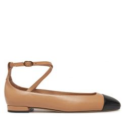 Baleriny Stuart Weitzman. Brązowe baleriny Stuart Weitzman, bez wzorów, bez obcasa. Za 809.99 zł.