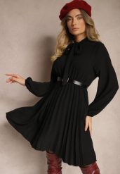 Czarna Plisowana Sukienka o Eleganckim Kroju z Wiązaniem przy Dekolcie i Gumką w Pasie Belorinda. Czarne sukienki Renee, na co dzień, bez wzorów, eleganckie, bez kołnierzyka, bez ramiączek, mini, kopertowe. Za 69.99 zł.