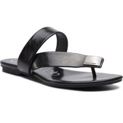 Japonki CALVIN KLEIN - Saurin E8883 Black. Czarne klapki Calvin Klein, bez wzorów, z materiału, bez obcasa, na obcasie. W wyprzedaży za 309.00 zł.