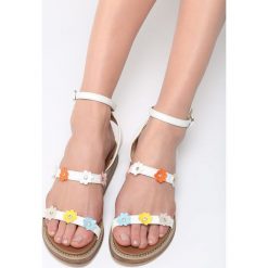 Białe Sandały Smile Bloom. Białe sandały Born2be, bez wzorów, bez obcasa, na płaskiej podeszwie, bez zapięcia. Za 29.99 zł.