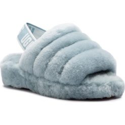 Kapcie UGG - W Fluff Yeah Slide 1095119 W/Scc. Niebieskie obuwie domowe UGG, bez wzorów, ze skóry, bez zapięcia. W wyprzedaży za 339.00 zł.