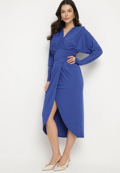 Niebieska Sukienka Kopertowa z Wiskozą Zdobiona Marszczeniem Edivana. Niebieskie sukienki Born2be, l, z aplikacjami, z jeansu, eleganckie, bez kołnierzyka, bez ramiączek, kopertowe. Za 129.99 zł.