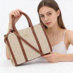 Torebka damska Rieker, torebka z plecionego materiału tekstylnego z elementami skóry naturalnej o prostej sztywnej formie z wygodnymi uchwytami i dod. Brązowe torby na ramię Rieker, bez wzorów, ze skóry, eleganckie, na ramię, bez dodatków. Za 279.00 zł.