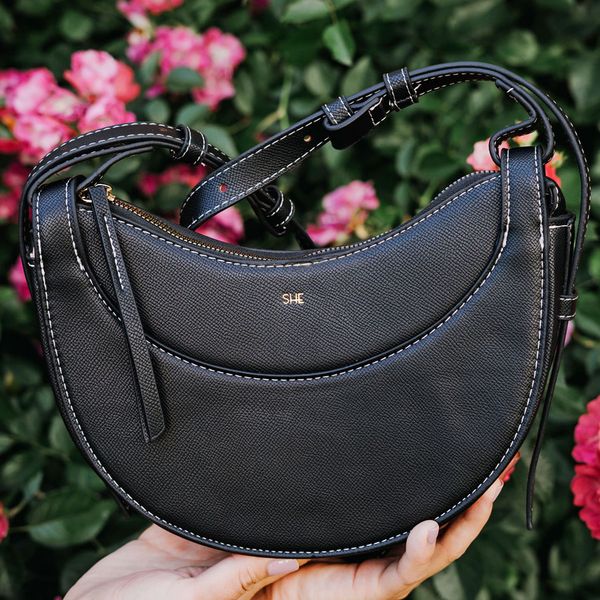 Listonoszka damska crossbody półksiężyc SHE S10 czarna. Czarne torebki klasyczne SHE, bez wzorów, ze skóry ekologicznej, bez dodatków. Za 199.99 zł.